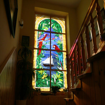 DECORATIVE STAIRS STAINED GLASS „BAY WITH SAILBOATS AND PARROTS“, DIMENSIONS 120x300 cm, ARTIST: RADEK  PÁNÍK, 2008
